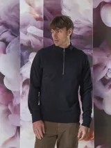 Buzo de frisa azul marino con cuello alto y cierre metálico azul.