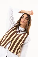 Chaleco tejido a rayas verticales color chocolate y amarillo, con escote en V y cierre con ganchitos.