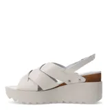 Sandalias de cuero color blanco hueso con diseño de tiras cruzadas en el empeine, cierre con hebilla ajustable en el tobillo y plataforma dentada de estilo casual.