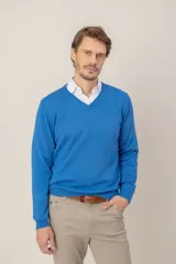 Sweater de cuello en V confeccionado en lana merino, de diseño clásico y corte regular con puños y ruedo acanalados.
