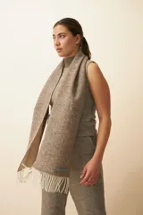 Bufanda unisex color marrón con flecos en los extremos.
