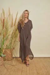 Vestido tipo túnica de seda, color marrón, con escote en V, mangas cortas amplias y diseño holgado con forro interior.