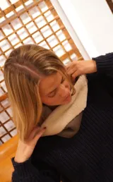 Cuello de abrigo circular con interior de corderito y exterior de cuero liso color azul marino.