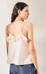 Top lencero color rosa pálido, con escote en V y volados en el borde del escote. Presenta un sutil estampado jacquard de animal print.