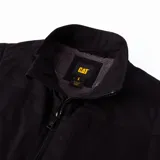 Chaleco negro con cierre frontal, cuello alto y bolsillos tipo canguro. Cuenta con forro sherpa, etiqueta con logo en la cadera izquierda y tirador con logo en el cierre de cremallera delantero central.