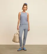 Pantalón jogger deportivo color celeste, con cintura elástica y lazo ajustable.
