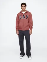 Canguro con cierre frontal y capucha, color rojo lavado, con el logo de la marca estampado en el pecho en color azul marino. Presenta bolsillos tipo canguro y puños acanalados.