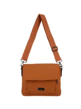 Bandolera de lona color negro con solapa frontal y cierre magnético, bolsillo frontal con placa metálica de la marca Terrano y correa ajustable de cinta con logotipo.