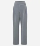 Pantalón de vestir gris de corte recto, con bolsillos laterales y traseros. Se ajusta a la cintura con cierre asimétrico de botones.