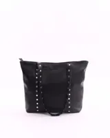 Cartera tipo tote de cuero natural color negro, con diseño de doble asa decorada con tachas metálicas plateadas. Cuenta con cierre superior y gran capacidad de almacenamiento.
