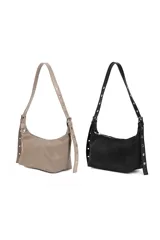 Bandolera negra de poliuretano con correa ajustable y cierre superior. Presenta detalles de ojales metálicos en los laterales de la correa.