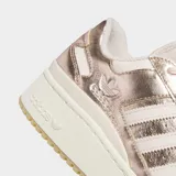 Championes Adidas Forum Bold Stripes de plataforma, confeccionados en cuero sintético metalizado color oro rosa, con las icónicas tres tiras y detalles en tono rosado claro, y suela de goma.