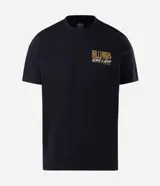 Remera de algodón color negro, con cuello redondo, manga corta y corte regular. Presenta un pequeño estampado tipográfico en el pecho con la inscripción "Billiards Watch & Learn".