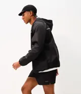 Bermuda de running Get Over para hombre, confeccionada en microfibra ligera de color gris claro. Presenta cintura elástica con cordón ajustable, bolsillos funcionales, dobladillo redondeado con aberturas laterales y pequeño parche con logo de la marca en la pierna izquierda.