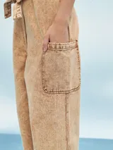 Mono largo de denim celeste con breteles regulables y lazo en la cintura.