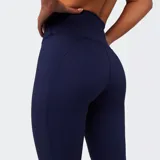 Calza deportiva de tiro alto con diseño compresivo, confeccionada en tejido Powerhold con pretina reforzada para mayor soporte y ajuste al cuerpo.