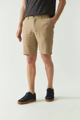 Bermuda de corte clásico confeccionada en una mezcla de lino y algodón. Presenta cierre frontal, bolsillos laterales y pasa cinto en la cintura.