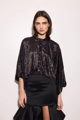 Camisa oversize de seda metalizada con diseño estampado de efecto terciopelo, hombros caídos, mangas murciélago amplias y cierre frontal con botones.