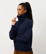 Campera deportiva de modal color bordó, con cierre frontal, cuello alto y puños acanalados. Presenta un diseño entallado con recortes que brindan un ajuste cómodo y moderno.