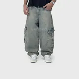 Pantalón cargo de jean con corte ultra baggy, de tiro medio y diseño holgado. Presenta bolsillos laterales tipo cargo con solapa y un acabado de lavado desgastado.
