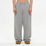 Pantalón deportivo de corte baggy oversized, color gris melange, con cintura elástica ajustable y diseño de pierna ancha.