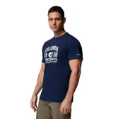 Remera de manga corta color azul marino con estampado gráfico frontal en color blanco que incluye el logo de la marca y texto alusivo.