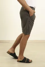 Bermuda de gabardina azul oscuro, corte recto, con bolsillos laterales y traseros.