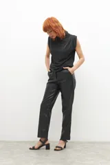 Pantalón de cuero sintético negro, de corte recto y tiro medio.