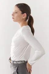 Remera negra de viscosa con cuello drapeado y mangas largas.