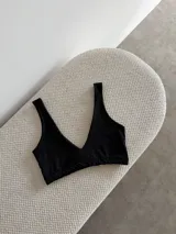 Top negro de viscosa con escote en V y tirantes anchos.