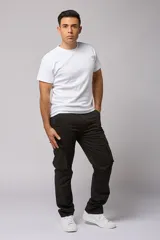 Pantalón cargo gris de gabardina con bolsillos laterales con fuelle y solapa, corte recto y tiro medio.