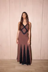 Vestido largo negro con estampado de lunares blancos, confeccionado en jersey con lurex y encaje. Presenta escote en V profundo, tirantes finos y detalles de encaje en el pecho y el ruedo.