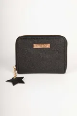 Billetera negra con acabado brillante, cierre perimetral y dije colgante en forma de estrella. Incluye placa metálica dorada con logo en el frente, compartimentos para tarjetas y monedero central.