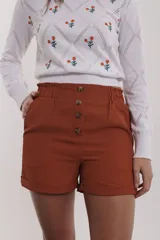 Short color ladrillo con cintura elastizada y cuatro botones decorativos al frente.