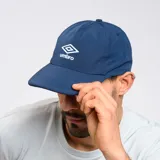 Gorro azul marino con visera, marca Umbro, con logo bordado en blanco en el frente. Confeccionado en algodón.