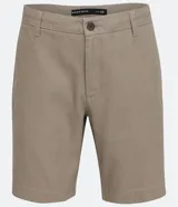 Bermuda color beige de corte slim, con trabillas en la cintura, cierre con botón y cremallera, lazo interior, bolsillos delanteros y traseros, y tejido texturizado.