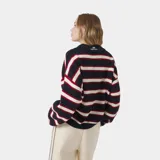 Sweater de punto color azul marino con rayas horizontales blancas y rojas. Tiene cuello polo, abertura en el escote y el logo "EMESTUDIOS" bordado en el pecho. Presenta un corte corto.