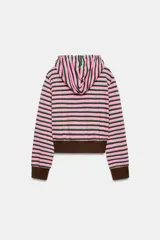 Sudadera de mezcla de algodón con capucha, cierre frontal de cremallera y bolsillos de plastrón delanteros. Presenta un diseño de rayas horizontales en tonos rosados, marrones y verdes, con acabados en rib elástico marrón en puños, cintura e interior de la capucha.