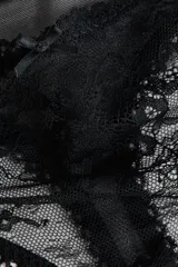 Pack de dos bombachas colaless de encaje color negro, con cintura de tiro medio y detalles de ondas en los bordes.