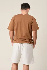 Bermuda de friza color gris melange, de corte suelto, con cintura elástica y cordón de ajuste negro.