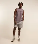 Bermuda deportiva masculina con cintura elástica, cordón de ajuste y bolsillos laterales. Confeccionada en tejido técnico de poliéster ligero, diseñada para brindar libertad de movimiento durante actividades físicas.