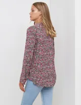Blusa de manga larga con estampado floral pequeño en tonos rosados, morados y azules, escote en V y detalle de botones frontales.