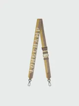 Correa ajustable para bolso Longchamp, confeccionada en cinta de lona bicolor en tonos beige y marrón, con el nombre de la marca bordado en letras grandes y ganchos metálicos en los extremos.