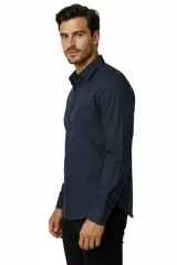 Camisa blanca de algodón, de corte slim fit, con cuello camisero, manga larga y cierre frontal de botones.