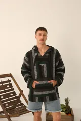 Buzo canguro con capucha y bolsillo frontal estilo canguro, tejido a rayas en tonos negro, verde y blanco.