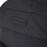 Mochila Rip Curl negra con diseño acolchado, logo de la marca en el frente y dos bolsillos frontales con cierre.