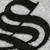 Hoodie gris de algodón con capucha, manga larga y bolsillo frontal tipo canguro. Presenta un diseño gráfico con letras negras en tipografía gótica que forman la palabra 'SUPREME' y el número '94' distribuidos en la espalda y mangas.