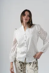 Camisa blanca de algodón con bordados perforados y botones de madera.