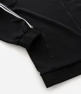 Campera deportiva de cuello alto con cierre frontal, confeccionada en tejido técnico con rayas laterales contrastantes y bordado localizado en el pecho.