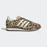 Championes Adidas modelo SL 72 OG con estampado animal print de leopardo. Presentan un acabado de cuero peludo, las icónicas tres rayas laterales en color crema, lengüeta texturizada y suela de caucho con diseño dentado.